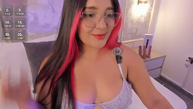 Snapshot of victoria18x chatting on 11.10.25 victoria18x online show from 11.10.25