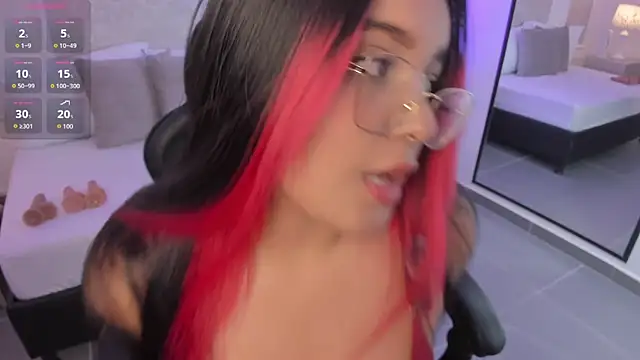 Snapshot of victoria18x chatting on 11.12.25 victoria18x online show from 11.12.25