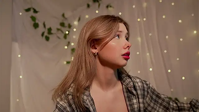 Snapshot of april_blush chatting on 02.08.25 april blush online show from 02.08.25