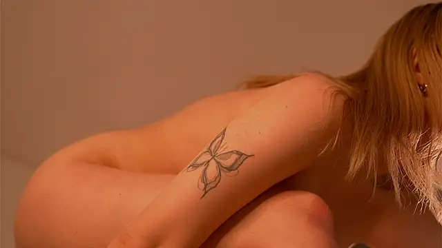 Snapshot of april_blush chatting on 02.26.25 april blush online show from 02.26.25