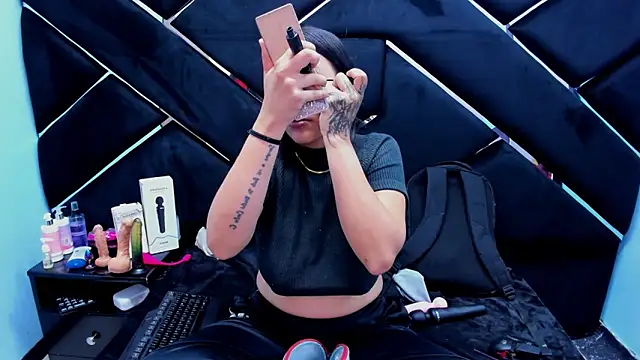 Sarah Hornny online show from 11.12.25