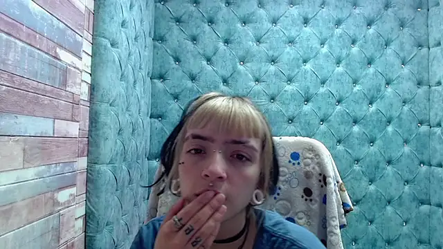 Snapshot of Samantha_Smiith chatting on 10.30.25 Samantha Smiith online show from 10.30.25