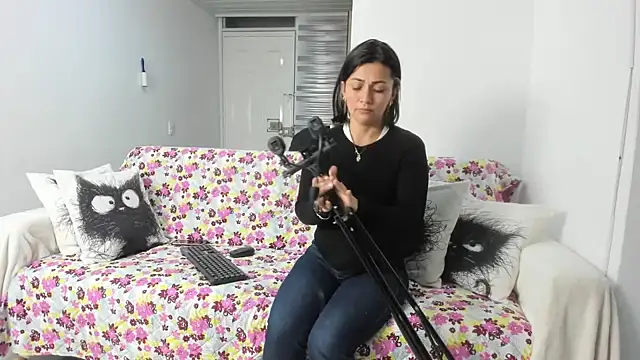 Emma Jnes online show from 02.13.25