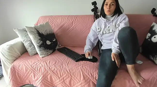 Emma Jnes online show from 03.18.25