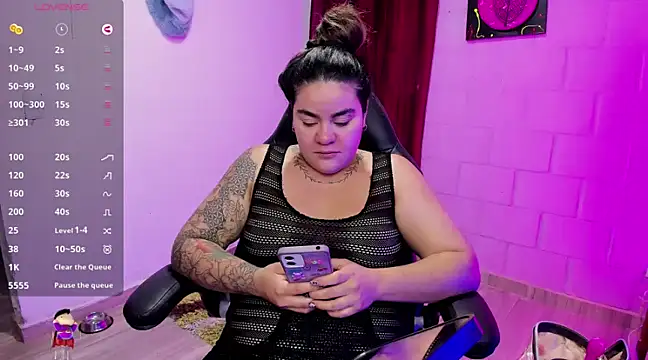 Snapshot of Sharon_hils chatting on 12.17.24 Sharon hils online show from 12.17.24