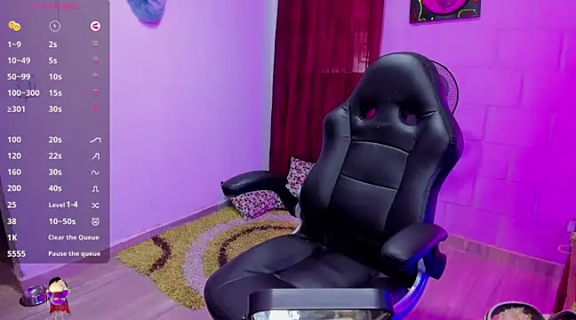 Snapshot of Sharon_hils chatting on 12.18.24 Sharon hils online show from 12.18.24