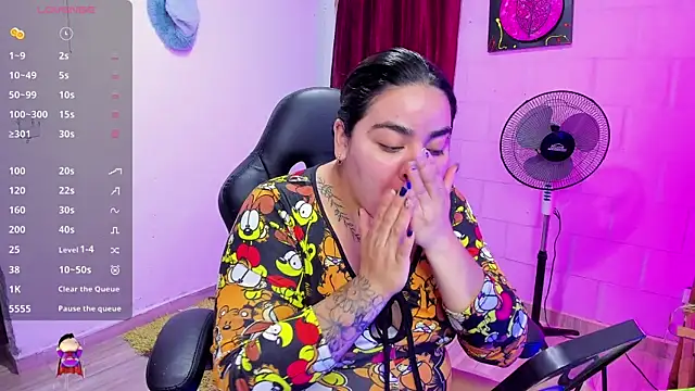 Snapshot of Sharon_hils chatting on 12.22.24 Sharon hils online show from 12.22.24