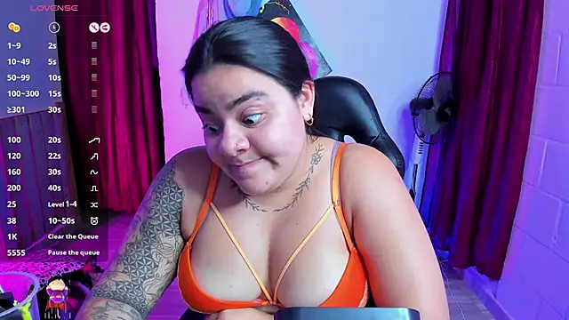 Snapshot of Sharon_hils chatting on 02.04.25 Sharon hils online show from 02.04.25