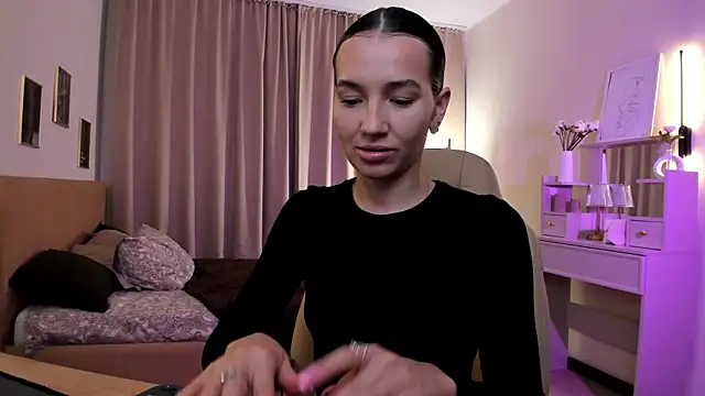 Bellla Haddid online show from 11.14.25