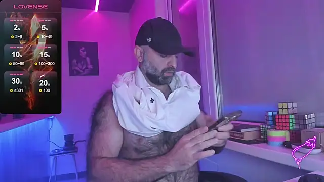 Snapshot of MAGABEAR077 chatting on 09.30.25 MAGABEAR077 online show from 09.30.25