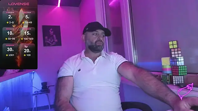 Snapshot of MAGABEAR077 chatting on 10.14.25 MAGABEAR077 online show from 10.14.25