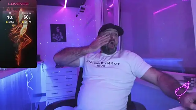 Snapshot of MAGABEAR077 chatting on 11.28.25 MAGABEAR077 online show from 11.28.25