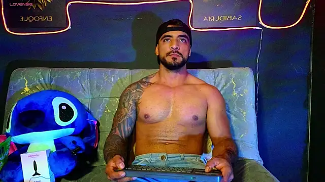 Snapshot of ERIC_HARRISON chatting on 11.15.25 ERIC HARRISON online show from 11.15.25