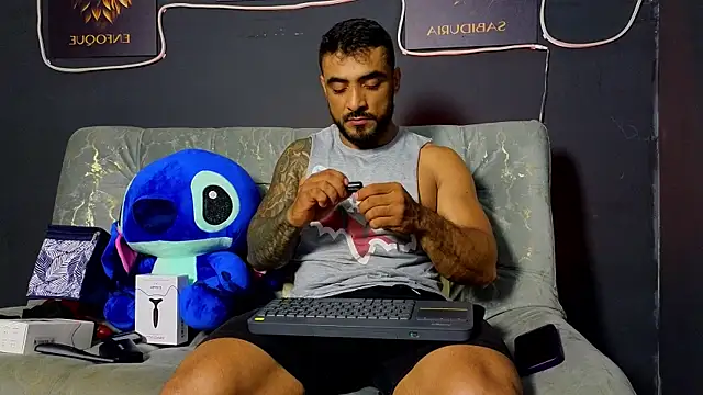 Snapshot of ERIC_HARRISON chatting on 11.25.25 ERIC HARRISON online show from 11.25.25