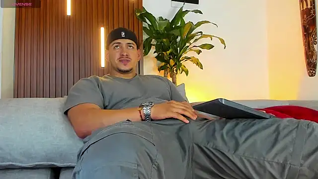 Snapshot of lucasanto_ chatting on 11.04.25 lucasanto online show from 11.04.25