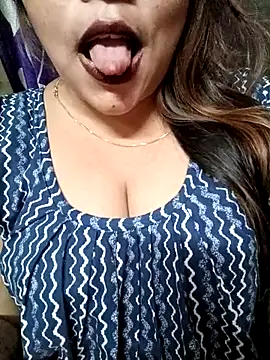 Snapshot of Beautyy38 chatting on 02.21.25 Beautyy38 online show from 02.21.25