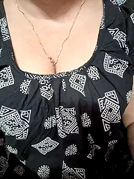 Snapshot of Beautyy38 chatting on 02.27.25 Beautyy38 online show from 02.27.25