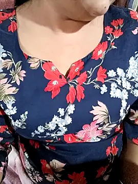 Snapshot of Beautyy38 chatting on 11.18.25 Beautyy38 online show from 11.18.25