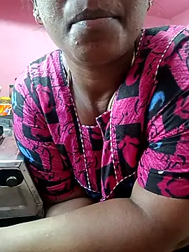 Snapshot of Renuma chatting on 10.04.25 Renuma online show from 10.04.25