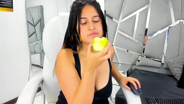 GiaRoussel online show from 03.04.25