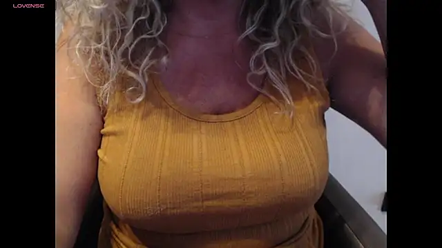 Snapshot of JenniLowen chatting on 06.25.26 JenniLowen online show from 06.25.26