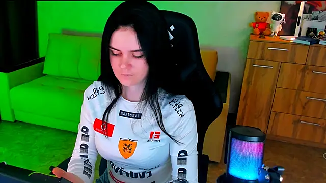 Snapshot of Lora_Cain chatting on 02.12.25 Lora Cain online show from 02.12.25