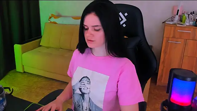 Snapshot of Lora_Cain chatting on 03.04.25 Lora Cain online show from 03.04.25