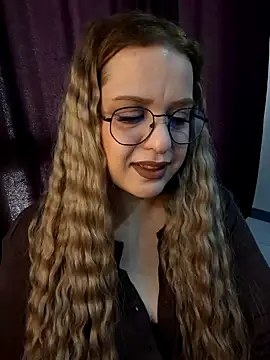 Snapshot of cansuozell chatting on 10.15.25 cansuozell online show from 10.15.25