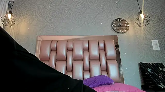 KOURTNEY-- online show from 11.30.25