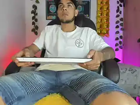 Snapshot of mikee_scooth chatting on 02.01.25 mikee scooth online show from 02.01.25