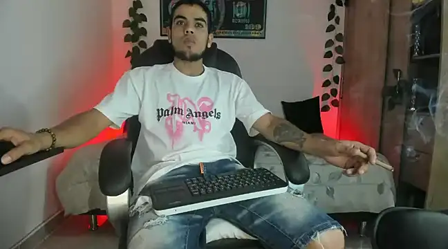 Snapshot of mikee_scooth chatting on 02.15.25 mikee scooth online show from 02.15.25