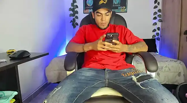 Snapshot of mikee_scooth chatting on 02.19.25 mikee scooth online show from 02.19.25