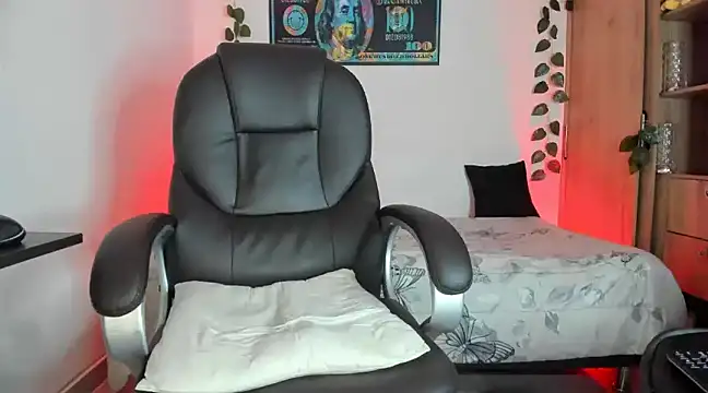 Snapshot of mikee_scooth chatting on 02.25.25 mikee scooth online show from 02.25.25