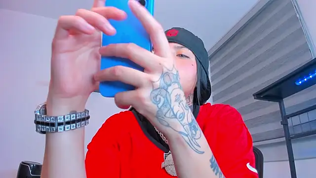 Gangster Girl online show from 11.12.25