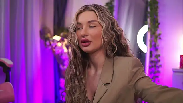 Snapshot of AvaShayy chatting on 02.10.25 AvaShayy online show from 02.10.25