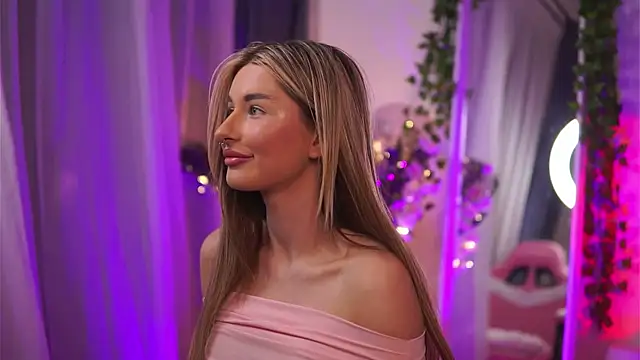 Snapshot of AvaShayy chatting on 02.16.25 AvaShayy online show from 02.16.25