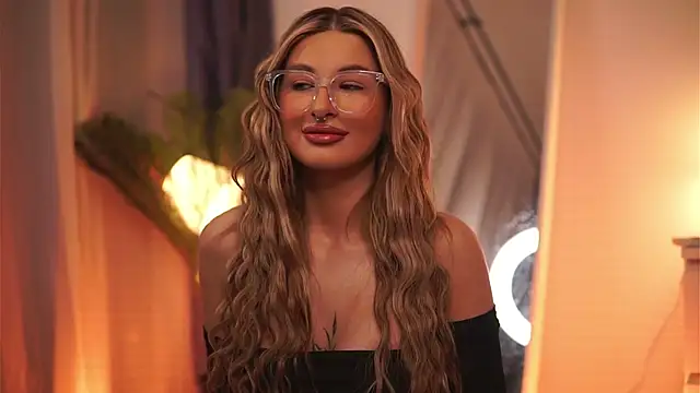 Snapshot of AvaShayy chatting on 03.02.25 AvaShayy online show from 03.02.25