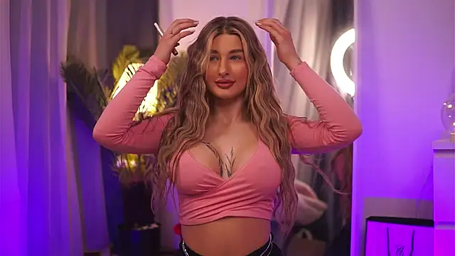 Snapshot of AvaShayy chatting on 03.04.25 AvaShayy online show from 03.04.25