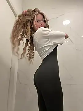 Snapshot of AvaShayy chatting on 03.06.25 AvaShayy online show from 03.06.25