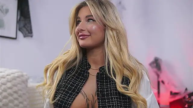 Snapshot of AvaShayy chatting on 10.21.25 AvaShayy online show from 10.21.25