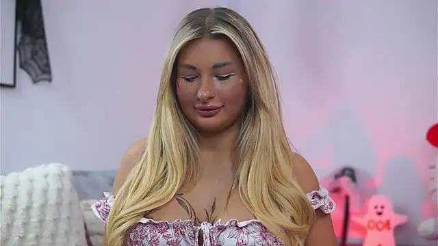 Snapshot of AvaShayy chatting on 10.27.25 AvaShayy online show from 10.27.25