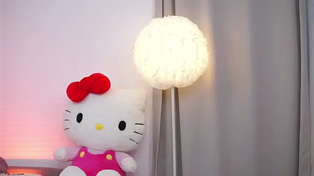 Snapshot of AvaShayy chatting on 11.17.25 AvaShayy online show from 11.17.25