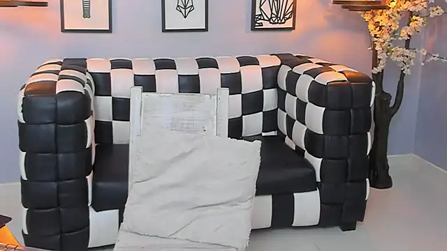 Snapshot of SARAFOXX_ chatting on 12.06.24 SARAFOXX online show from 12.06.24