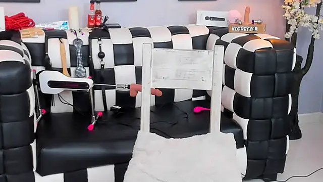 Snapshot of SARAFOXX_ chatting on 12.19.24 SARAFOXX online show from 12.19.24