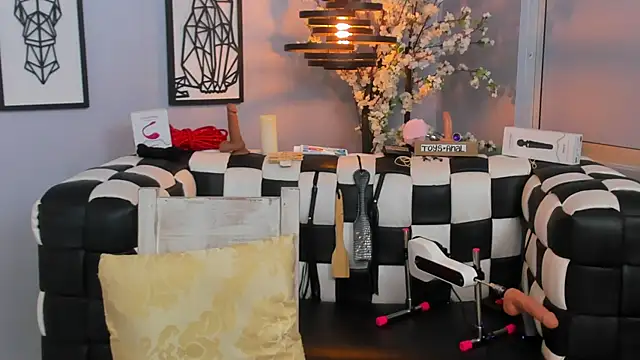 Snapshot of SARAFOXX_ chatting on 12.22.24 SARAFOXX online show from 12.22.24