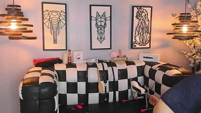 Snapshot of SARAFOXX_ chatting on 01.04.25 SARAFOXX online show from 01.04.25