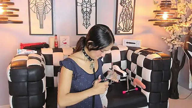 Snapshot of SARAFOXX_ chatting on 01.04.25 SARAFOXX online show from 01.04.25