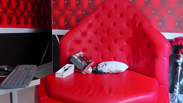 Snapshot of SARAFOXX_ chatting on 03.08.25 SARAFOXX online show from 03.08.25