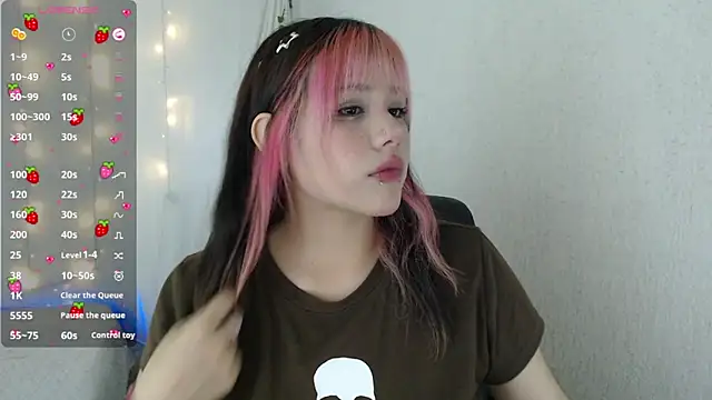 Snapshot of mixie_cute chatting on 12.22.24 mixie cute online show from 12.22.24