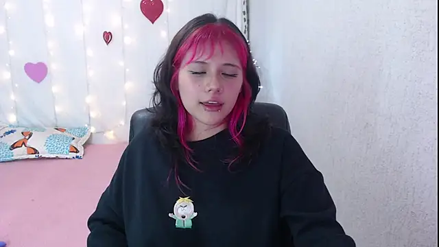 Snapshot of mixie_cute chatting on 02.18.25 mixie cute online show from 02.18.25